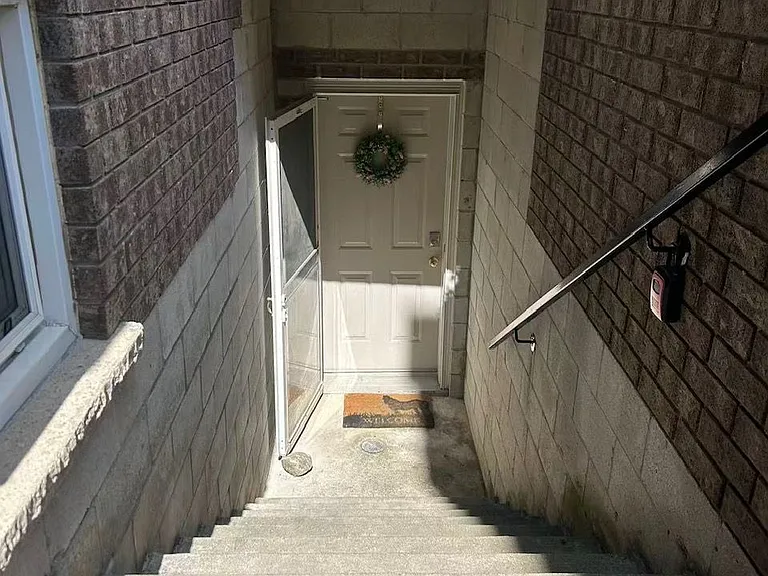 71 Stockdale Cres — Photo 3