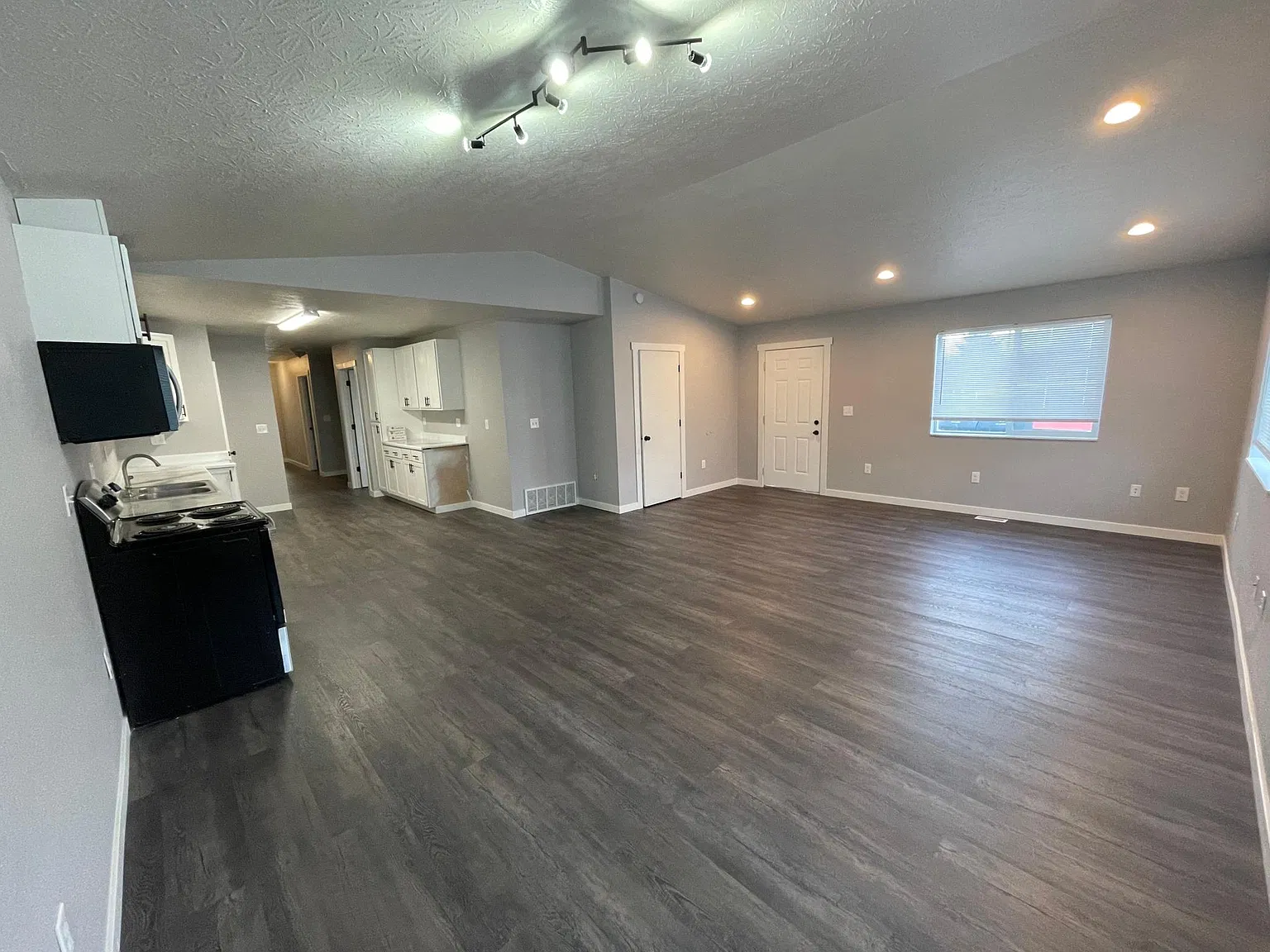 3 bed, 1600 sqft, $1,999 — Photo 1