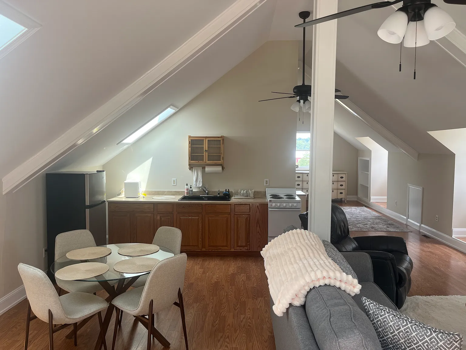 1 bed, 800 sqft, $2,000 — Photo 3