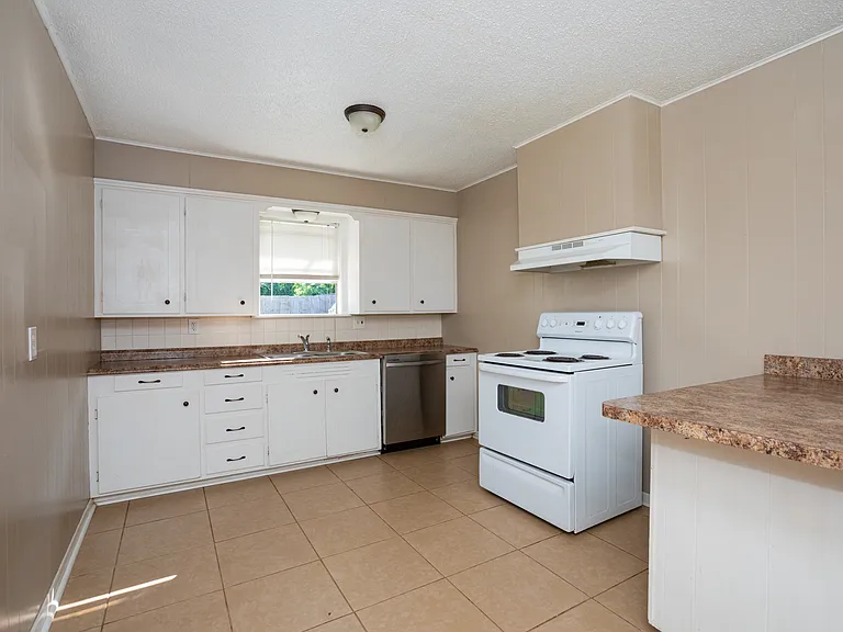 695 S 1st Ave — Photo 10