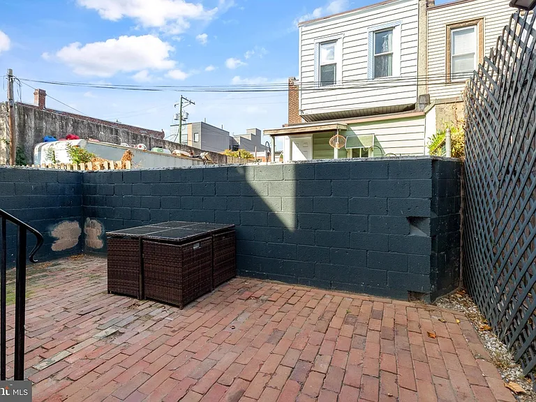 2652 Livingston St — Photo 9
