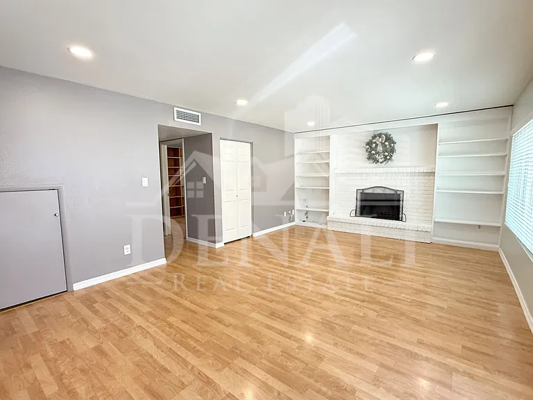 811 E Chilton Dr — Photo 17