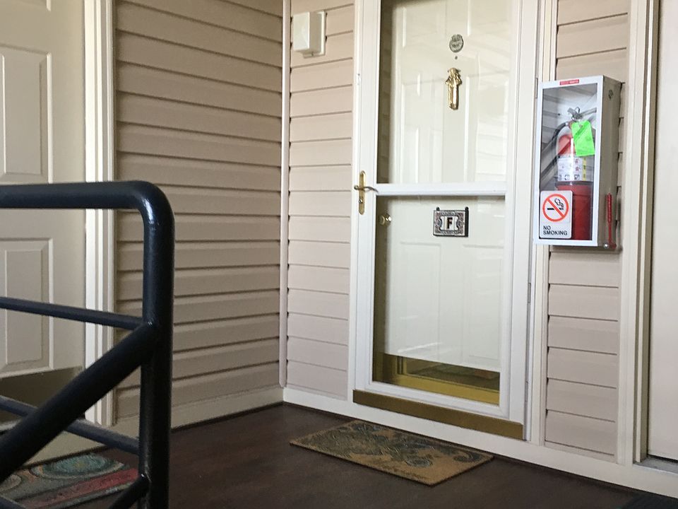 Entry/storm-screen door