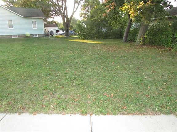 3rd image of 909 N Merrifield Ave