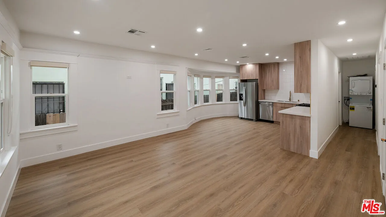 3 bed, 3.0 bath, 1300 sqft, $4,095 — Photo 2