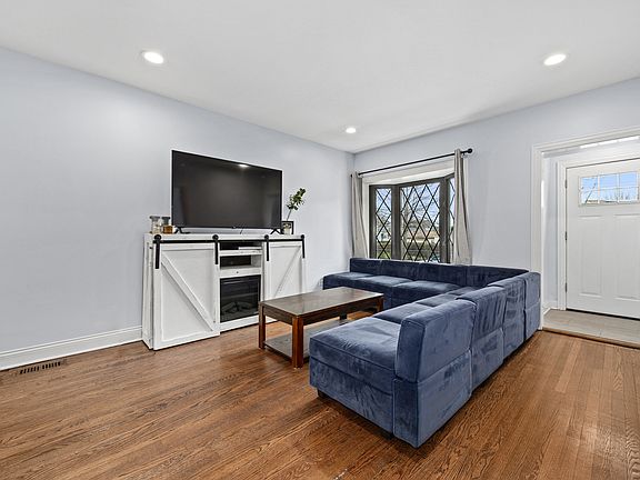 3rd image of 6236 W Norwood St