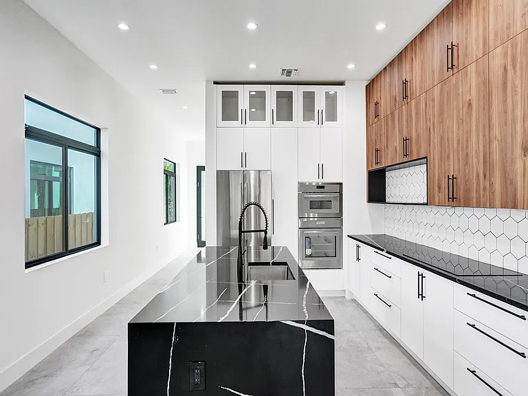 604 SW 7th Ave — Photo 8