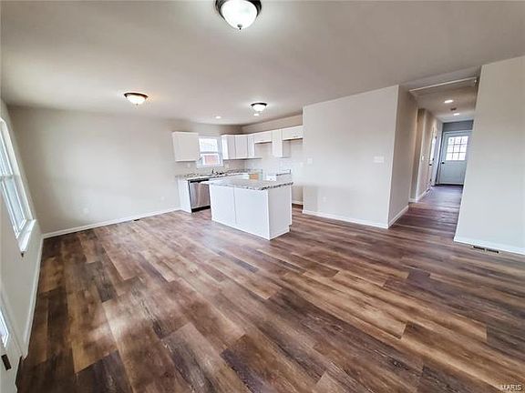 4th image of 904 E Acton Ave