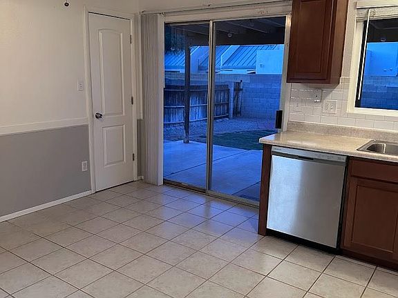 5th image of 1030 W Oxford Dr