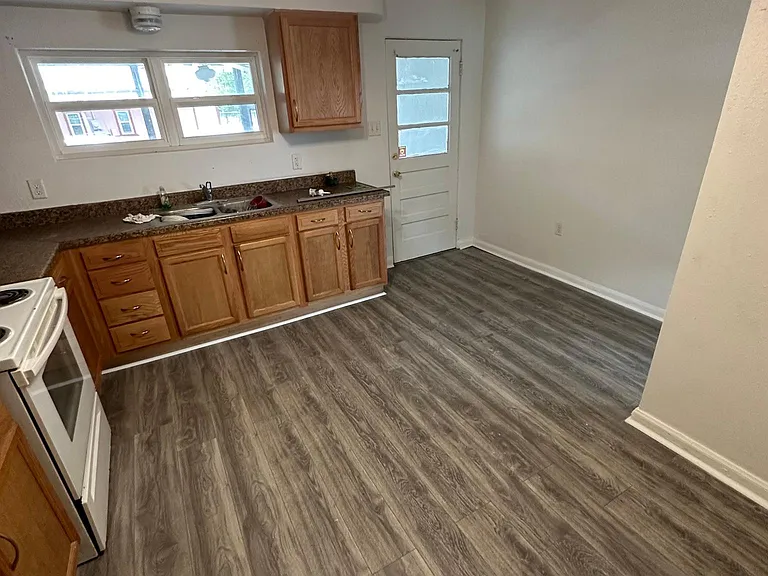 526 Sumner St — Photo 17