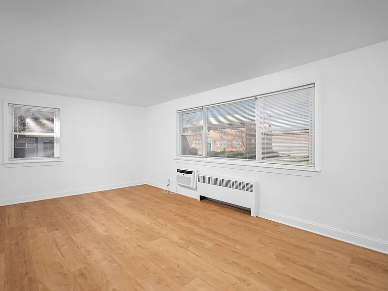 Crestwood Lake Apartments — Photo 55