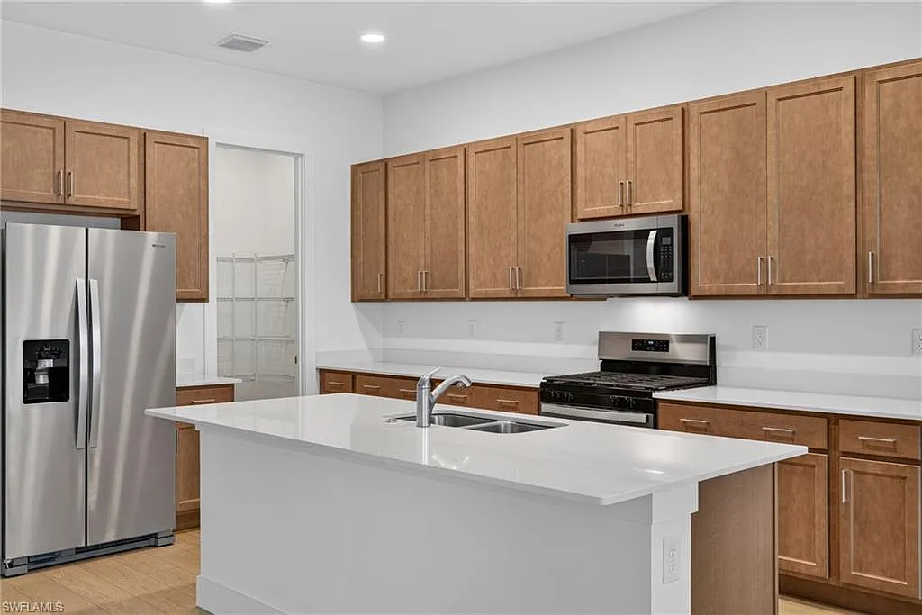 4 bed, 3.0 bath, 2489 sqft, $6,500 — Photo 4
