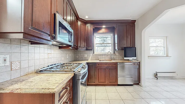 Sold by RE MAX Team | media 9