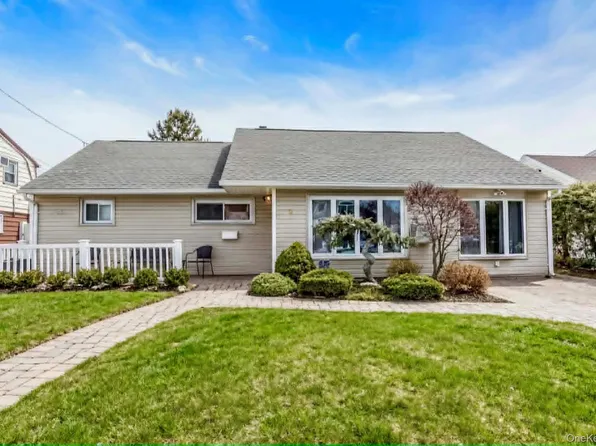 9 Blanche St, Plainview, NY 11803