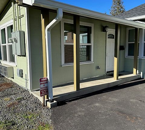 Like new studio apartment. Lot's of light and great use of space.