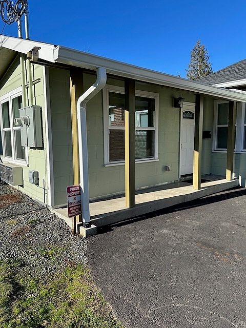 Like new studio apartment. Lot's of light and great use of space.