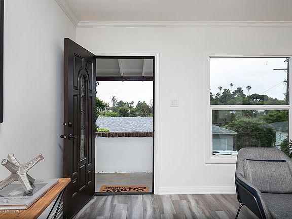 5th image of 1637 Redesdale Ave