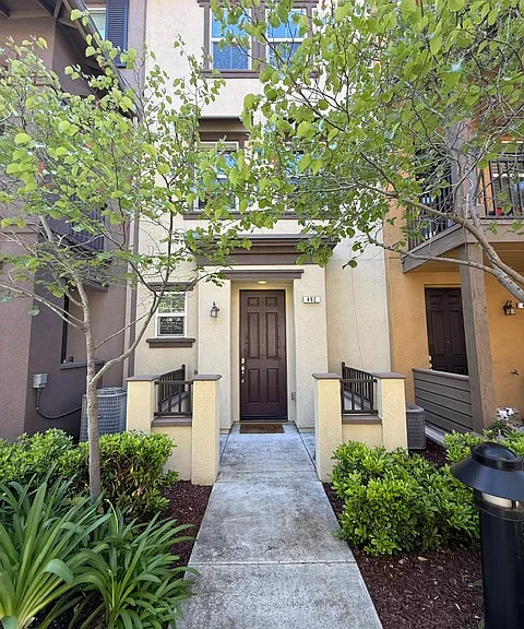 492 Calabria Pl — Photo 1