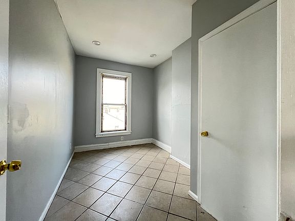 4th image of 35 William St #2L