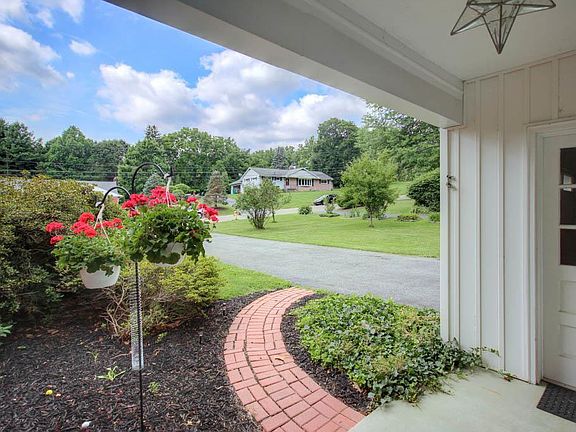 3rd image of 569 Pine Top Dr