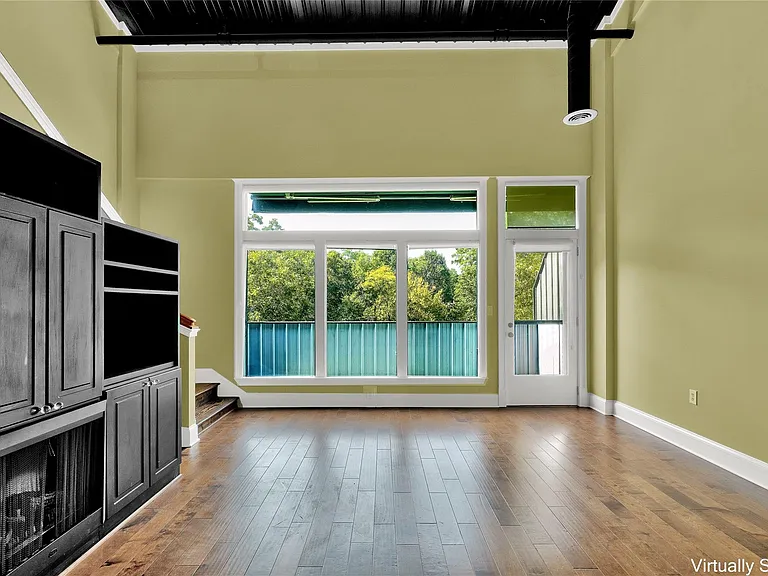 250 W Washington St #4 — Photo 1