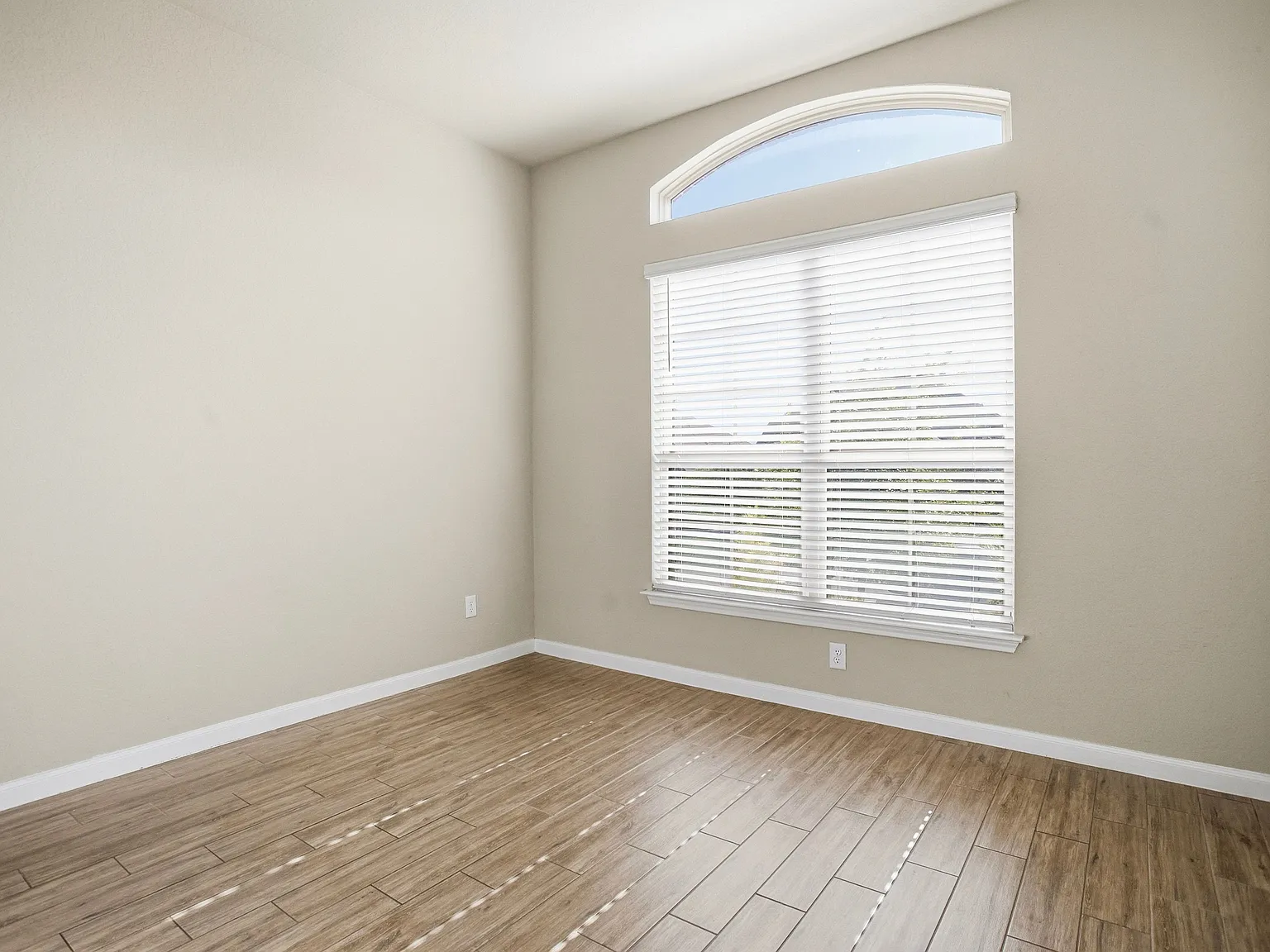 5 bed, 4.0 bath, 2962 sqft, $2,800 — Photo 2