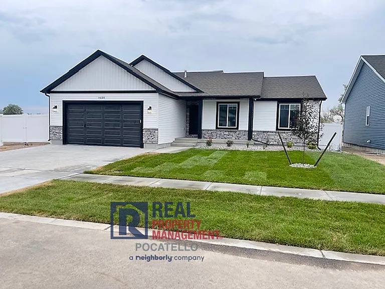 1620 Petersburg Dr — Photo 1