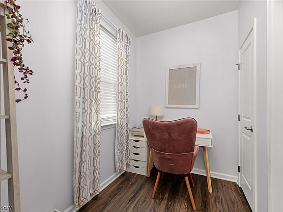 3rd image of 1422 Chateau Pl