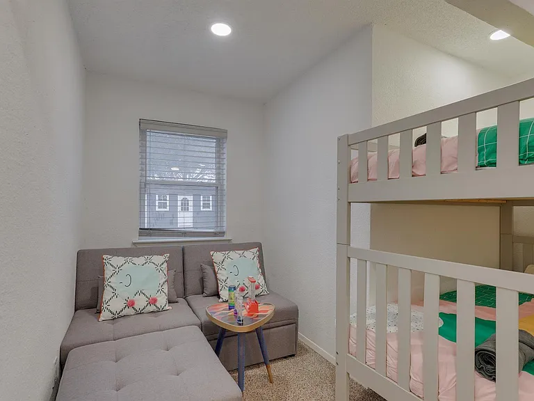 6048 Holiday Ln — Photo 32