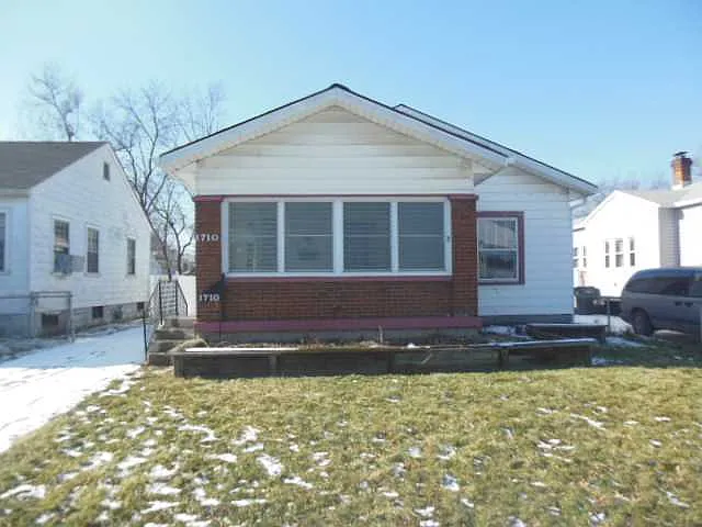 1710 Sharon Ave photo 1