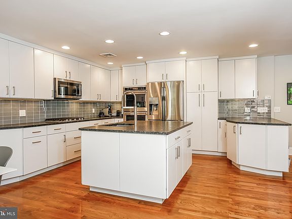 4th image of 2213 Race St APT 219