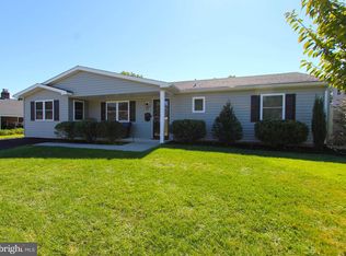52 Thaliabush Ln, Levittown, PA 19054