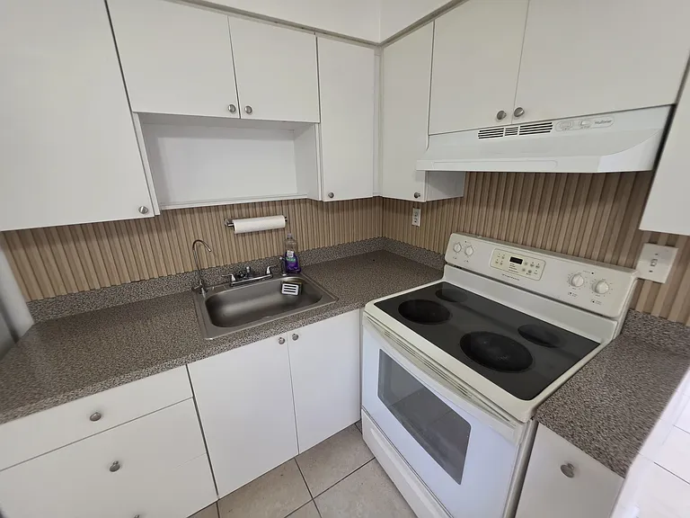 22-24 SW 10th St #B — Photo 8
