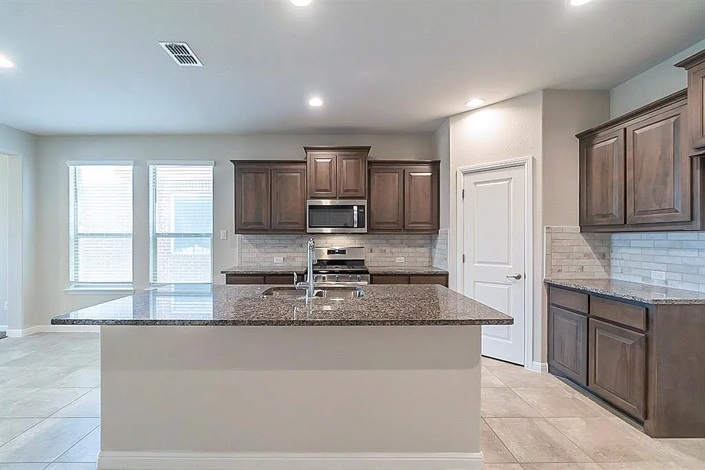 3 bed, 1804 sqft, $2,350 — Photo 4