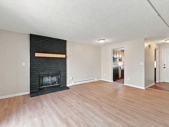 2nd image of 411 Clay St APT A