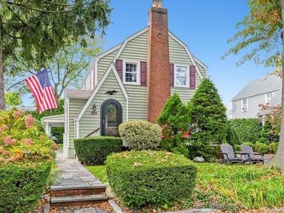 157 Elton Road, Stewart Manor, NY, 11530