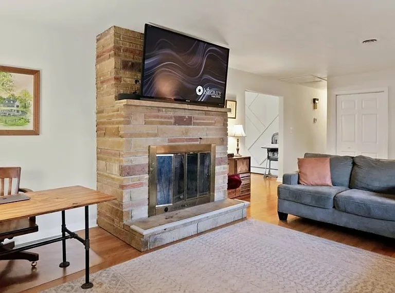 13715 Dixie Dr — Photo 2