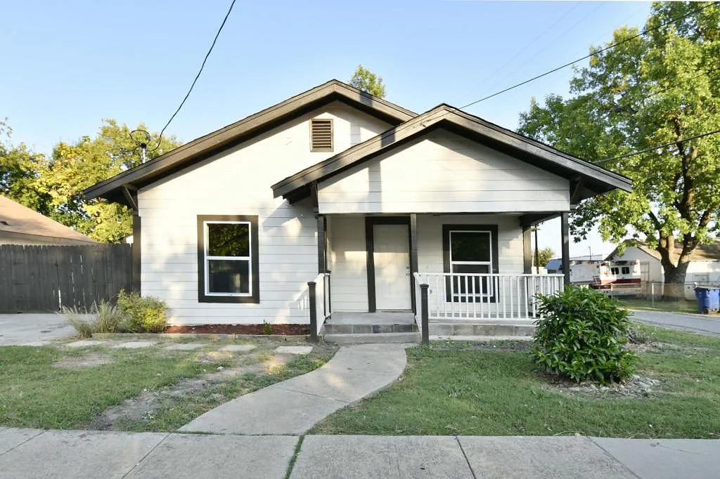 3 bed, 900 sqft, $1,895 — Photo 1