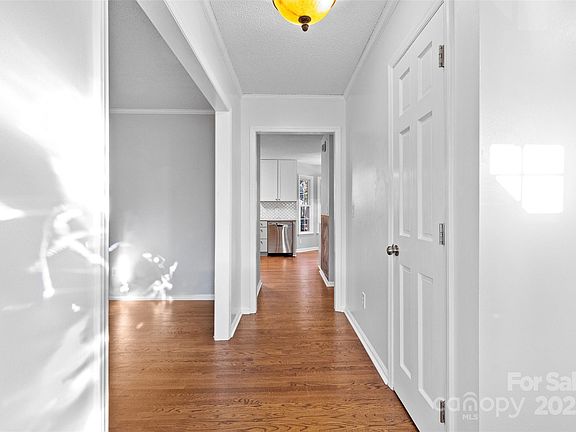 3rd image of 2512 Heathershire Ln