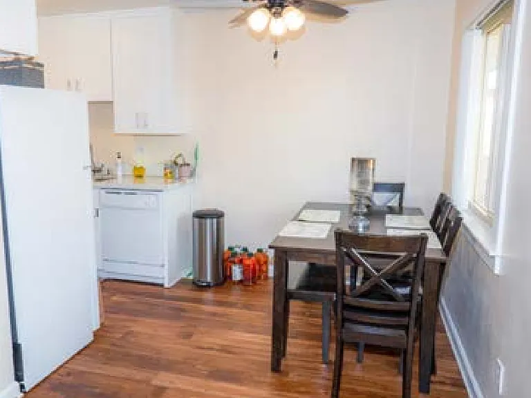 Parkway Plaza Apartments — Photo 9
