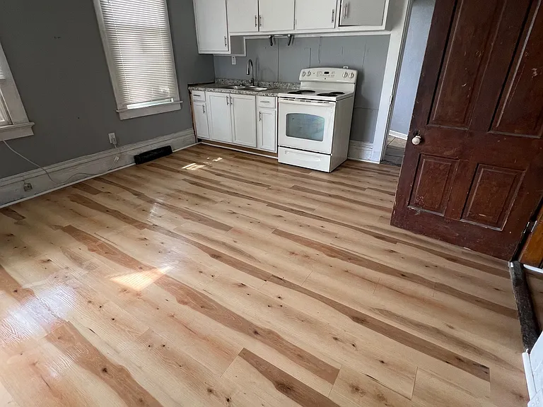 311 W Illinois St #A — Photo 2