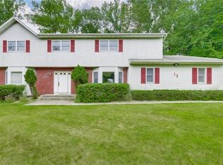 19 Algonquin Cir, Airmont, NY
