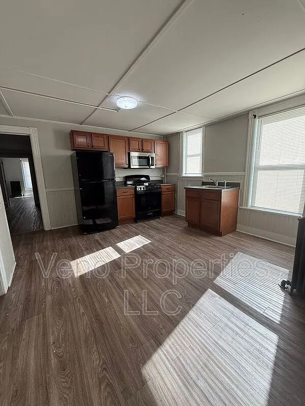 3 bed, 1.0 bath, $1,650 — Photo 2