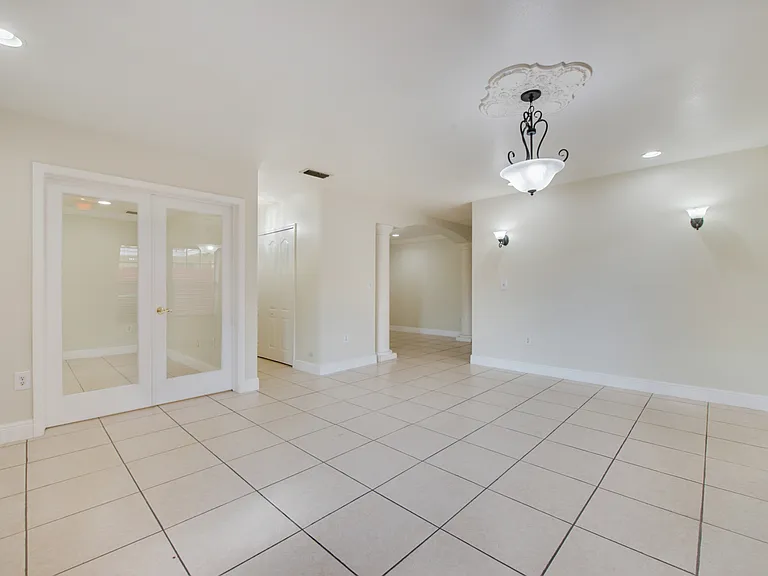 2963 SW 17th St — Photo 3