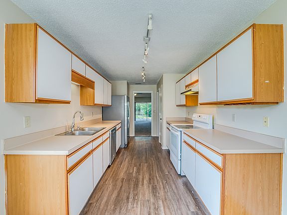 4th image of 1019 Hornbeam St