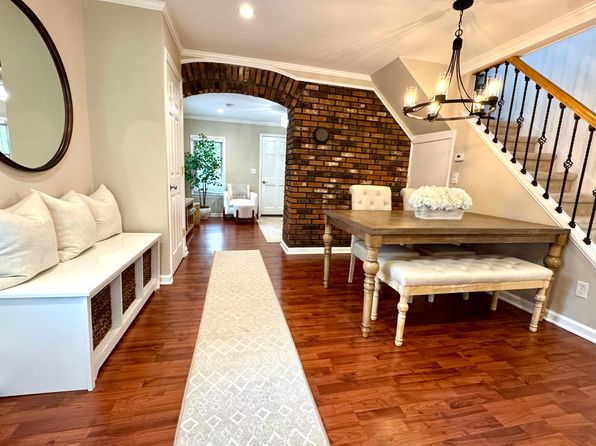 8 McKay Ln