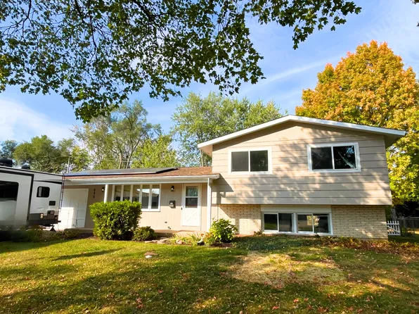 698 Sussex Ln, Crystal Lake, IL 60014