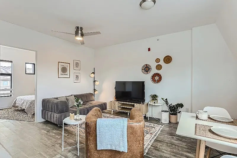 1 bed, 550 sqft, $1,900 — Photo 1