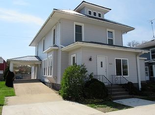 135 N Sycamore St, Monticello, IA 52310