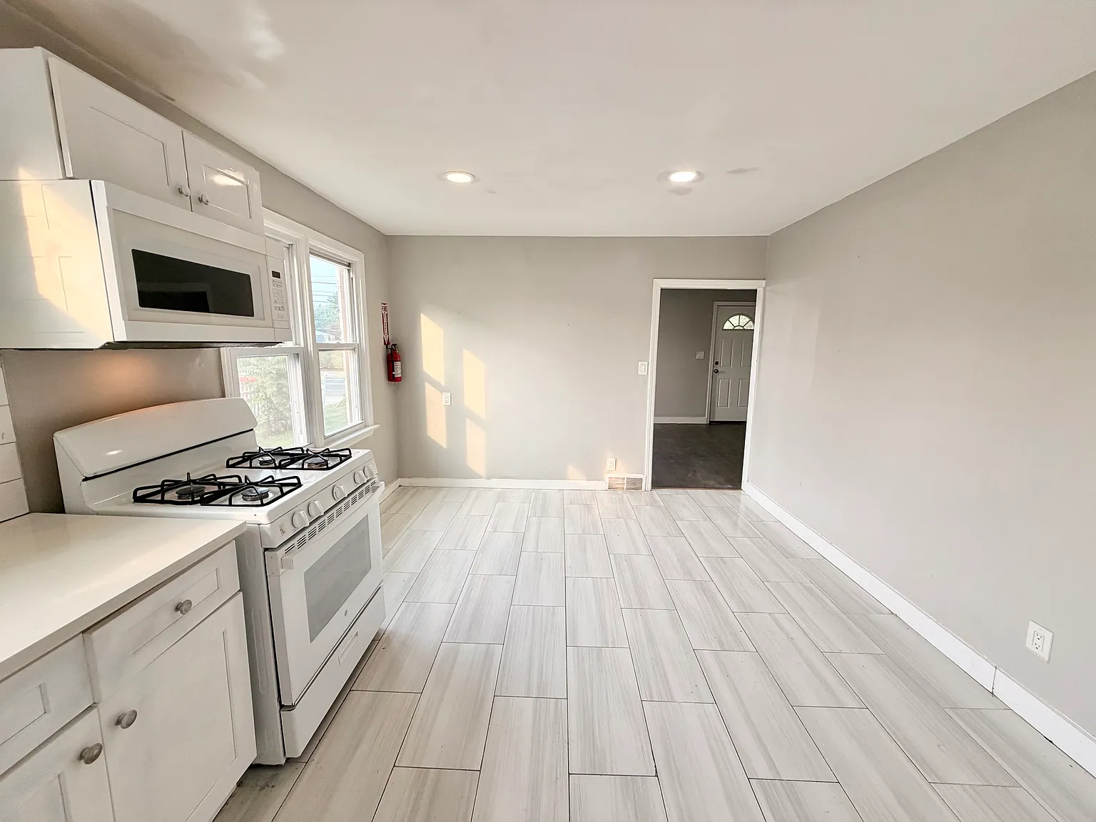 3 bed, 1080 sqft, $2,250 — Photo 3